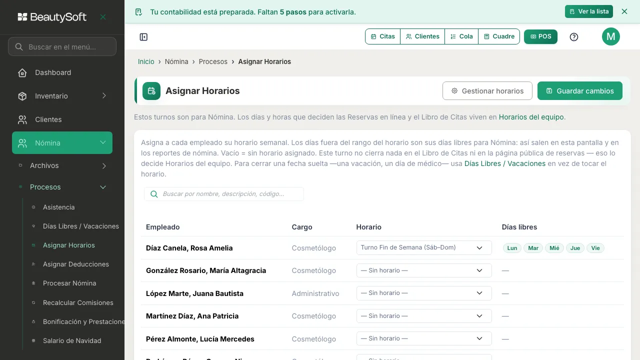 Fila de un empleado con un horario recién asignado y los días libres calculados automáticamente en chips