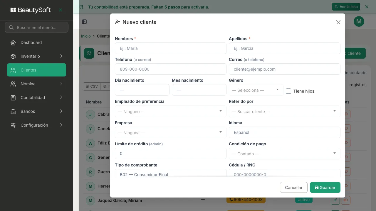 Formulario para registrar un cliente nuevo, vacío, con los campos Nombres y Apellidos marcados como obligatorios