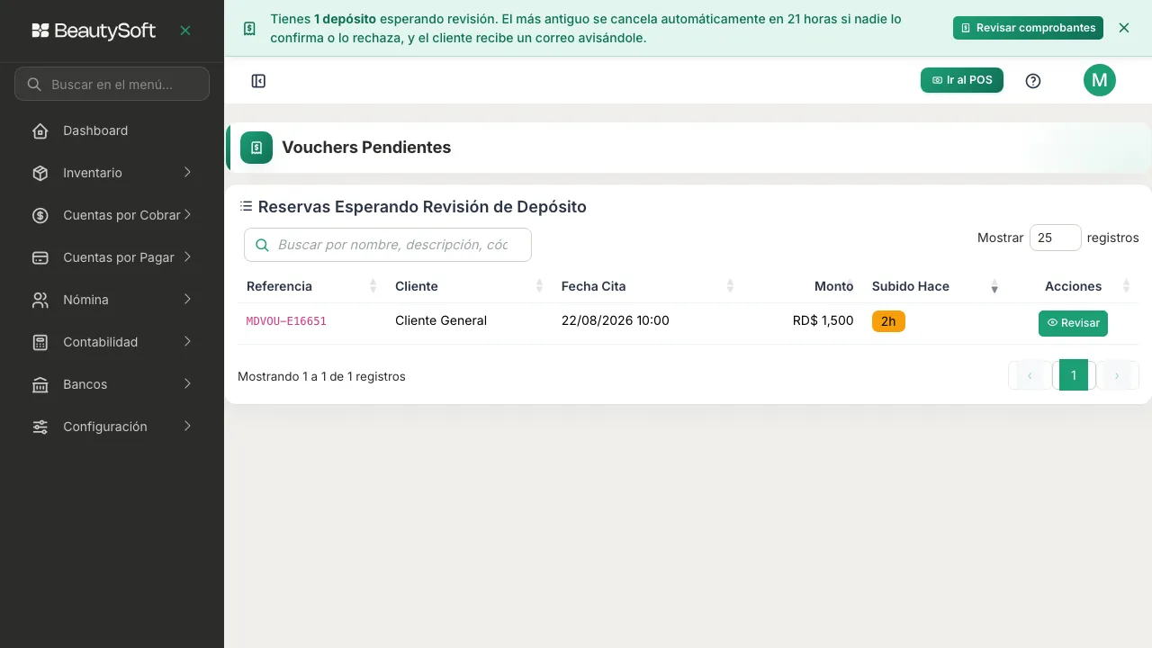 Tabla de Vouchers Pendientes con una reserva esperando revisión, mostrando referencia, cliente, fecha, monto y hace cuánto se subió el comprobante