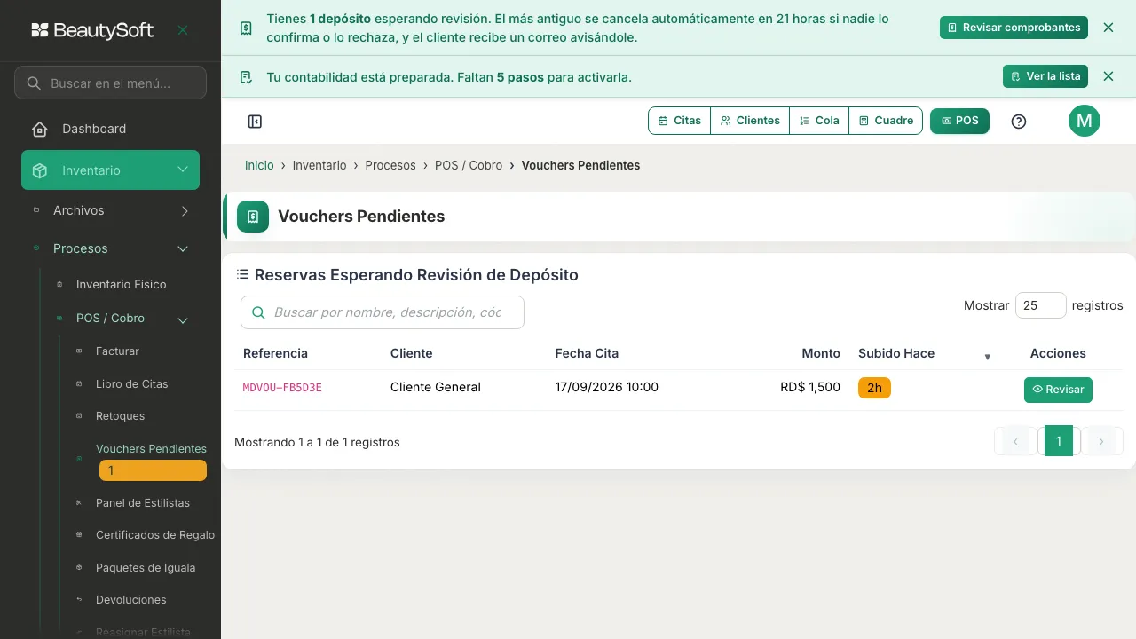 Tabla de Vouchers Pendientes con una reserva esperando revisión, mostrando referencia, cliente, fecha, monto y hace cuánto se subió el comprobante